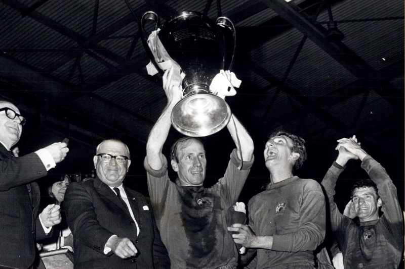 Sir Bobby Charlton - Cầu thủ giành bộ ba danh hiệu đầu tiên (Nguồn: Sưu tầm)