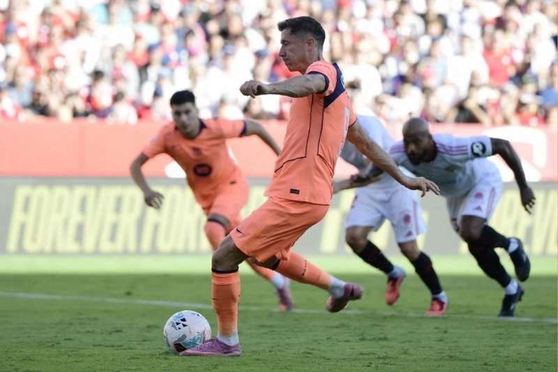 Robert Lewandowski bỏ lỡ cơ hội gỡ hòa trên chấm 11m (Nguồn: Sưu tầm)