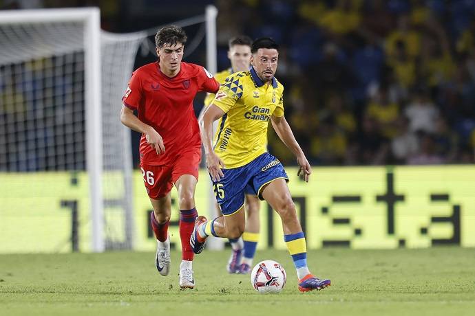 Nhận định bóng đá hôm nay Sevilla vs Las Palmas Sevilla sẽ cuộc tiếp đón Las Palmas tại vòng 36 của giải vô địch quốc gia Tây Ban Nha La Liga vào rạng sáng mai theo giờ Việt Nam. Lúc này, Sevilla chỉ đang đứng thứ 16 của bảng xếp hạng với 38 điểm sau 35 vòng. Hiện Sevilla chỉ đang hơn nhóm cầm đèn đỏ 4 điểm khi giải đấu còn 3 vòng cuối. Trong khi Las Palmas đang đứng áp chót với 32 điểm cũng sau 35 trận đã đấu, kém nhóm trụ hạng đúng 3 điểm.  Phong độ ở cuối mùa của Sevilla rất tệ khi họ đã trải qua 8 trận không biết mùi chiến thắng với chỉ 2 trận hòa và để thua tới 6 trận. Trên sân nhà thành tích của đội bóng cũng chỉ tốt hơn đôi chút với 5 hòa và 3 thua ở 8 trận gần đây.  Với Las Palmas, sau 2 trận thắng hồi giữa tháng 5, họ lại để thua ở cả 3 trận gần đây. Tuy nhiên trên sân khách Las Palmas cũng có được 1 trận thắng, 2 trận hòa và chỉ để thua 2 trong 5 lần du đấu gần nhất. Soi kèo bóng đá hôm nay Sevilla vs Las Palmas Kèo Châu Á:  Thi đấu trên sân nhà và cũng đứng trên đối thủ nên Sevilla được đánh giá là cửa trên với kèo chấp -0,5.  Nếu như ở mùa trước, Sevilla giành chiến thắng trong cả 2 lần đối đầu với Las Palmas, nâng chuỗi trận thắng liên tiếp của Sevilla trong các lần đối đầu giữa hai đội lên con số 8 thì ở lượt đi mùa này hai đội chỉ hòa nhau 2-2 trên sân nhà Las Palmas.  Lúc này phong độ của Sevilla đang rất tệ ngay cả khi đá trên sân nhà. Trong khi thành tích du đấu của Las Palmas không quá tệ, với nỗ lực trụ hạng, nhiều khả năng đội khách vẫn sẽ có điểm ở trận đấu này.  11MTV chọn: Las Palmas +0,5 Kèo Tài/Xỉu:  Kèo tài xỉu bóng đá đang ở mức trung bình là 2,5. Trên sân nhà, hàng công của Sevilla có phong độ khá thất thường. Tuy nhiên Las Palmas lại có xu hướng chơi phòng ngự chặt chẽ với hàng thủ chơi tốt trên sân khách khi mỗi trận chỉ thủng lưới đúng 1 bàn ở cả 5 lần du đấu gần đây nên có lẽ đây vẫn sẽ là trận đấu có ít bàn thắng.  11MTV chọn: Xỉu 2,5 Kèo Châu Âu: Với việc Sevilla đã không thắng ở 8 trận sân nhà gần đây, đồng thời Las Palmas cũng không dễ có được chiến thắng trên sân của đối thủ nên khả năng hai đội chia điểm ở trận đấu này là dễ xảy ra hơn cả.  11MTV chọn: Hoà Thông tin lực lượng:   Đội hình ra sân dự kiến: Sevilla (4-2-3-1): Nyland; Sanchez, Bade, Salas, Pedrosa; Agoume, Gudelj; Suso, Fernandez, Lukebakio; Romero Las Palmas (4-2-3-1): Horkas; Viti, Suarez, Marmol, Munoz; Essugo, Bajcetic; Munoz, Moleiro, Sandro; McBurnie. Dự đoán tỷ số trận đấu: Sevilla 1-1 Las Palmas Theo dõi thêm các trận đấu Ngoại hạng Anh, Champions League, La Liga, V League,... trên 11MTV. Ngoài ra, bạn có thể truy cập các mục tin tức, nhận định, highlights để theo dõi các chuyển động của bóng đá Việt Nam và quốc tế.