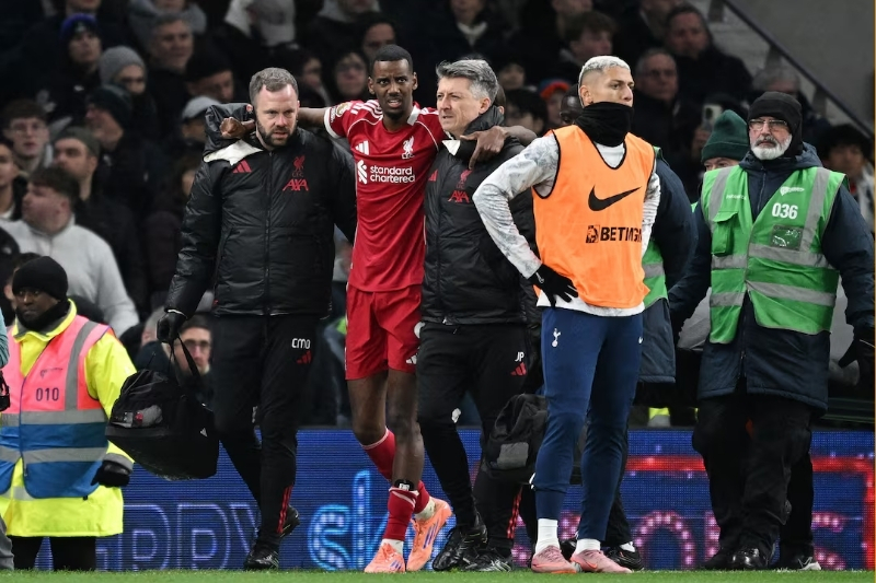 Slot phẫn nộ v&igrave; Isak bị triệt hạ