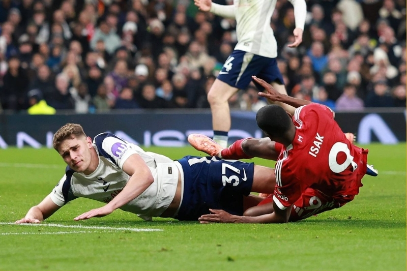 Slot phẫn nộ v&igrave; Isak bị triệt hạ