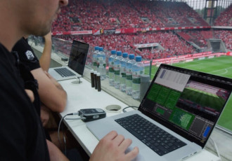 Dữ liệu thống kê bóng đá: Cầu thủ đang thích ứng hay bị chi phối bởi những con số?