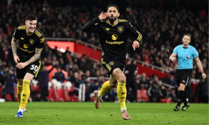 MU hạ Arsenal tại Emirates, vào Top 4 Ngoại hạng Anh 2025/26