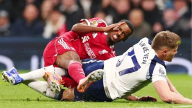 Slot phẫn nộ vì Isak bị triệt hạ: Cơn giận dữ làm nóng Ngoại hạng Anh