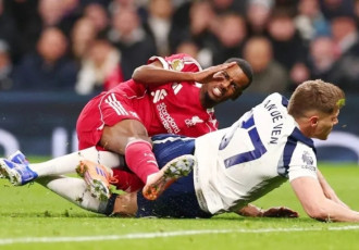 Slot phẫn nộ vì Isak bị triệt hạ: Cơn giận dữ làm nóng Ngoại hạng Anh