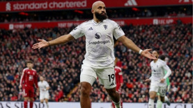 Vòng 8 Ngoại hạng Anh: MU phá dớp Anfield, Arsenal giữ đỉnh